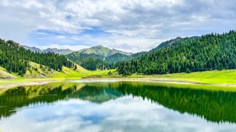 新疆天鵝湖，藏在天山大峽谷里的高山湖泊，湖水澄澈，美如畫卷