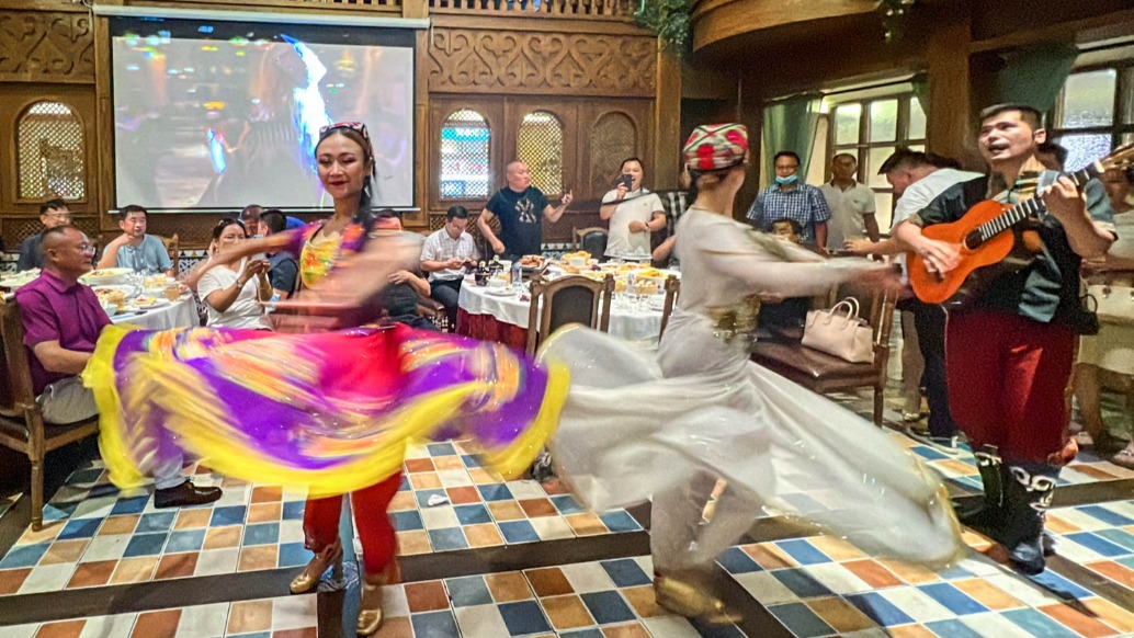 難忘的烏魯木齊用餐經(jīng)歷，烤全羊金黃酥脆，民族歌舞歡快熱情