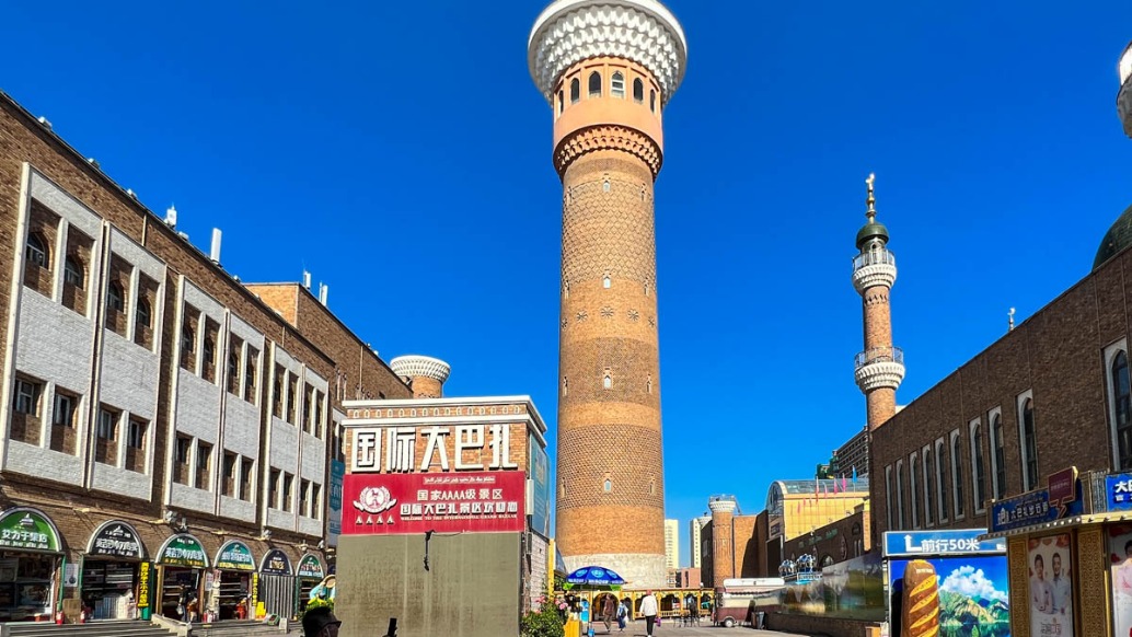 烏魯木齊國際大巴扎，擁有3300余家商鋪，匯聚特色美食與手工藝品