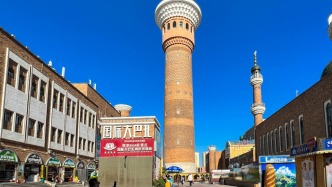 烏魯木齊國際大巴扎，擁有3300余家商鋪，匯聚特色美食與手工藝品