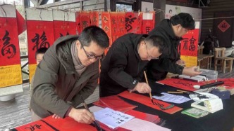 蘇州：金馬奔騰迎新春 書法家揮毫寫春聯(lián)