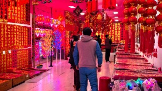 年味兒漸濃，新春對聯(lián)熱銷迎新年