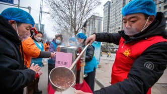 河南安陽：愛心臘八粥，情暖環(huán)衛(wèi)工