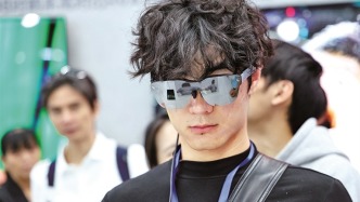 曾经的科技潮玩 如今的贴身伙伴——智能穿戴设备正与年轻人的生活更深绑定