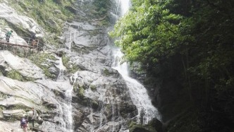 山泉不廢萬里流