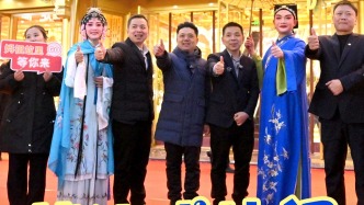 1月25日，“全到莆田过大年”快闪小分队走进银川鼓楼步行街，国家级非遗莆仙戏《踏伞行》选段亮相银川街