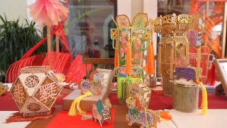 請(qǐng)到廣東過(guò)大年丨非遺創(chuàng)新迎新春 馬元素文創(chuàng)熱銷(xiāo)年貨市場(chǎng)