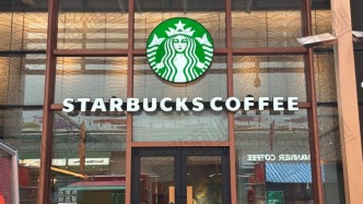 全球盈利崩了，星巴克在中国却赚麻了