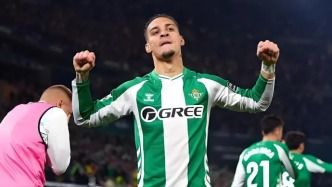 圆神降临！安东尼带伤传射扛贝蒂斯进16强，咋就在曼联不行？