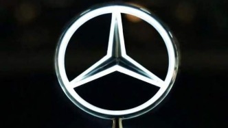 奔馳一急，把車頭立標做成會發(fā)光的