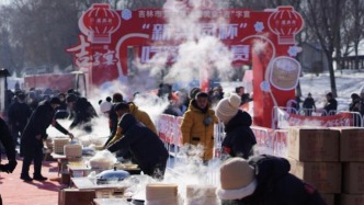 “吉”字宴冰面開(kāi)席 百口“鐵鍋燉”免費(fèi)饗客