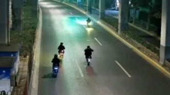 事發(fā)上海！6電動(dòng)自行車組團(tuán)飆車、炫技！還有人翹車頭？點(diǎn)擊查看詳情→