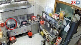 油鍋起火，蓋鍋蓋！火卻更大了？后廚監(jiān)控還原真相→