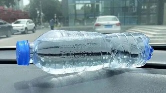 一汽車當(dāng)街起火，濃煙火花直冒！這些物品車內(nèi)千萬(wàn)別放→