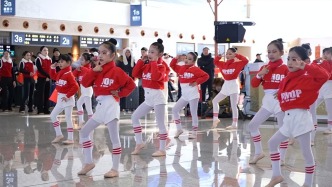 吉韻滿長白 福至游客心 長白山高鐵站新春快閃超吸睛