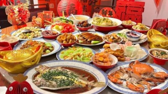 包廂靠搶，套餐變小，年輕人把馬年年夜飯吃出新花樣