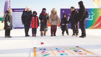 “家门口就有这么好的冰场！”松原妈妈点赞公益冰场