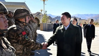 王君正看望慰问驻藏部队和武警官兵