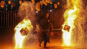 看非遗火壶、放孔明灯......红红火火迎新年