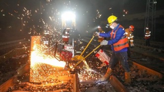 寒夜有微光 2000余人接續(xù)奮戰(zhàn) 護(hù)航開(kāi)放通道