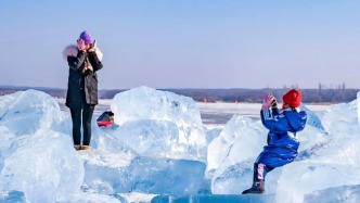 凈月潭罕見(jiàn)“藍(lán)冰”，仿佛墜入異星仙境