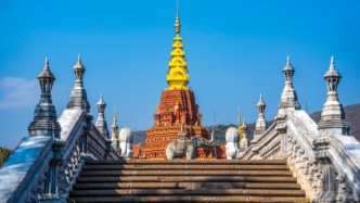 塔影佛光，夜市星河：瀾滄江畔的金色黃昏與煙火星河