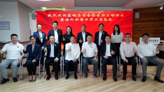 察哈爾學(xué)會(huì)會(huì)長(zhǎng)韓方明博士一行蒞臨阿中總 圍繞第十九屆世界華商大會(huì)籌備工作深入交流