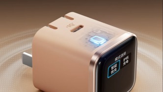 充电头也开始刷存在感：卷完功率卷屏幕，配件市场的下一站是“可视化”？