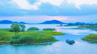 陽光照耀在波光粼粼的東平湖面，映出一條通往夢想的絢麗之路