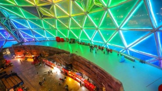 山东青岛：东方伊甸园开启春节夜游新场景，游客恍若穿越赛博世界体验中式浪漫