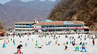 海拔1300米优势凸显 河南鲁山天龙池滑雪场春节高温“独善其身”