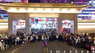 延吉网红墙下年味足，快闪演出精彩继续