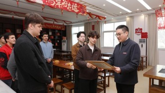 校领导春节看望慰问值班值守人员和留校学生