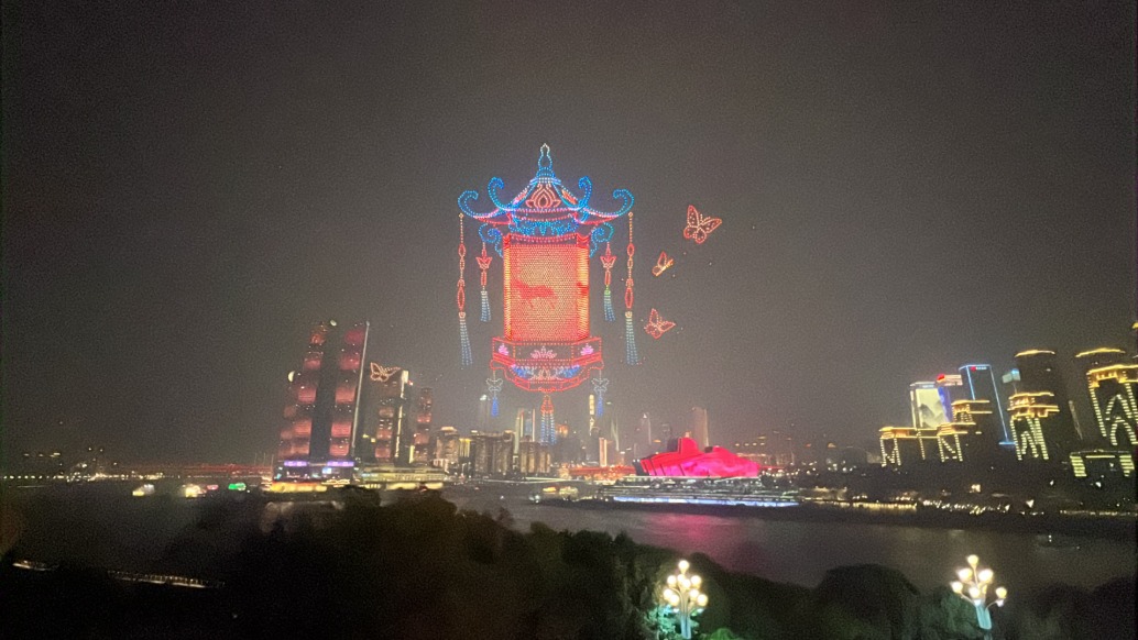 重慶無人機(jī)秀：華燈賀歲令人叫絕，巨燈中駿馬奔騰，寓意一馬當(dāng)先