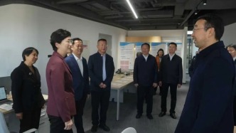 施小琳调研企业服务平台推进情况