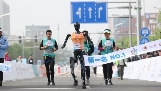 《人民日报海外版》聚焦北京亦庄：集聚三百余家机器人企业