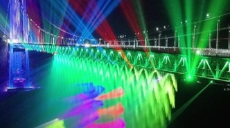 霓虹燈光下，河水波光瀲滟