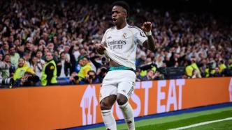 皇马2-1本菲卡引争议！维尼修斯跳舞+球迷怒喷：赢球全靠运气？