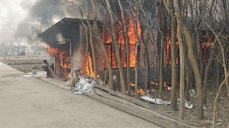 一民房起火，5万元现金险葬火海