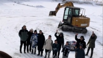 東北人究竟多能慣孩子，為了讓孩子玩得開心，老人在家里打造“冰雪樂園”