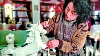 窑火塑萌马 匠心焕非遗——曹州白瓷创新生肖瓷贺马年