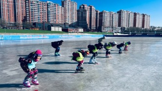 运动无负担 少年奔向免费滑冰场