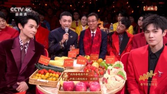 “花式校长”上春晚！他曾为学生俯首弯腰5438次，学生把他高高举起