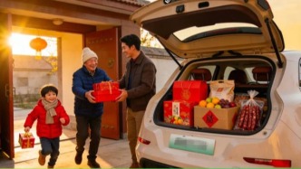 从焦虑到真香，小镇青年爱上开电车回乡过年