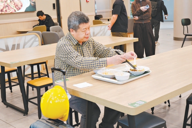 机器人“掌勺”车站中餐厅