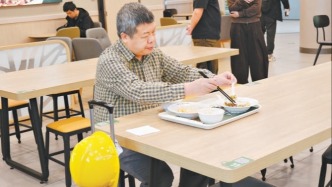 機(jī)器人“掌勺”車站中餐廳