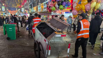 西秀区城管局-顾府街节日垃圾激增  环卫工昼夜坚守保洁
