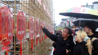 第九屆蘇州燈謎大會(huì)熱鬧舉行，市民冒雨喜迎元宵