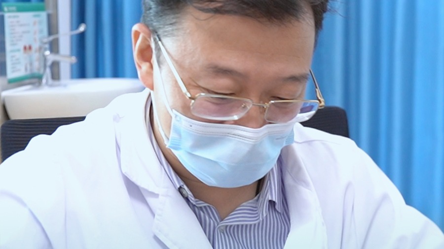 寶寶的并指不是家族遺傳，媽媽懷疑是公司裝修有甲醛
