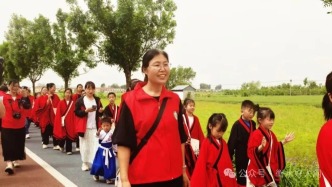 “寻找身边好人”活动：王亚红——用经典点亮童心，以书香润泽家园